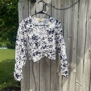 Love Notes Monochrome Floral V-Neck Cropped Blouse L
